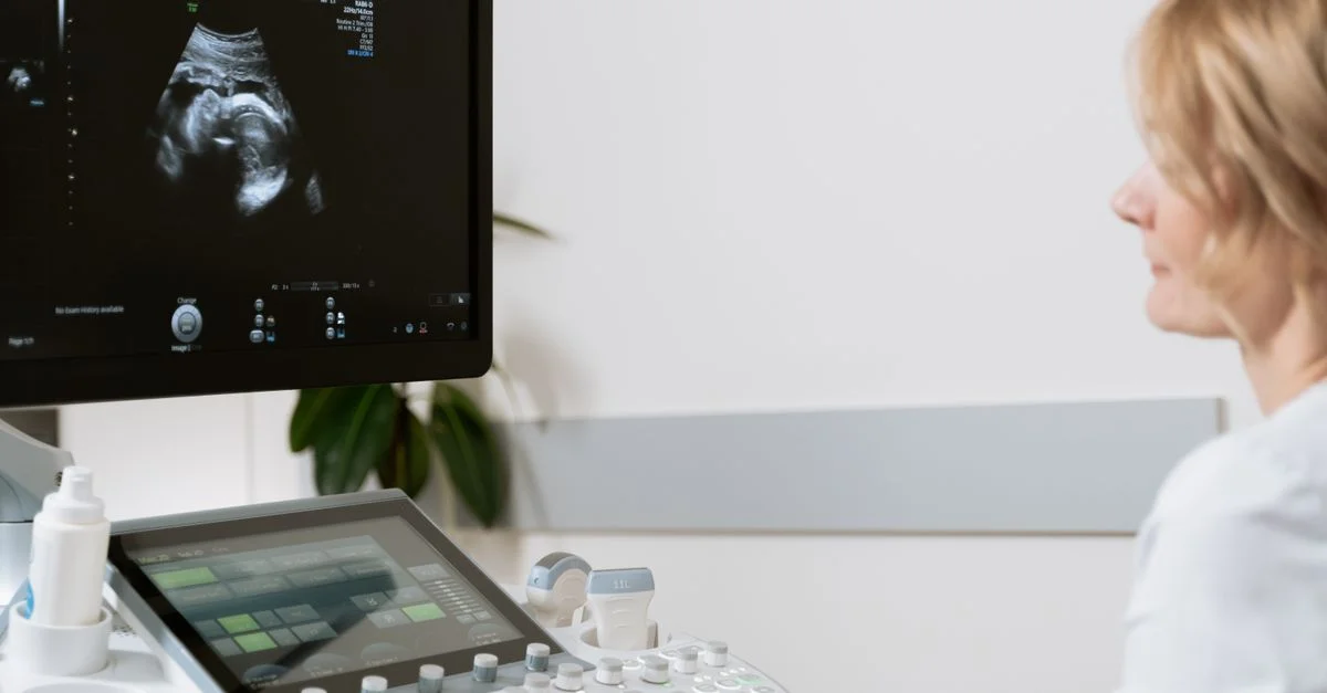 Une femme subissant une échographie par un professionnel de la santé.