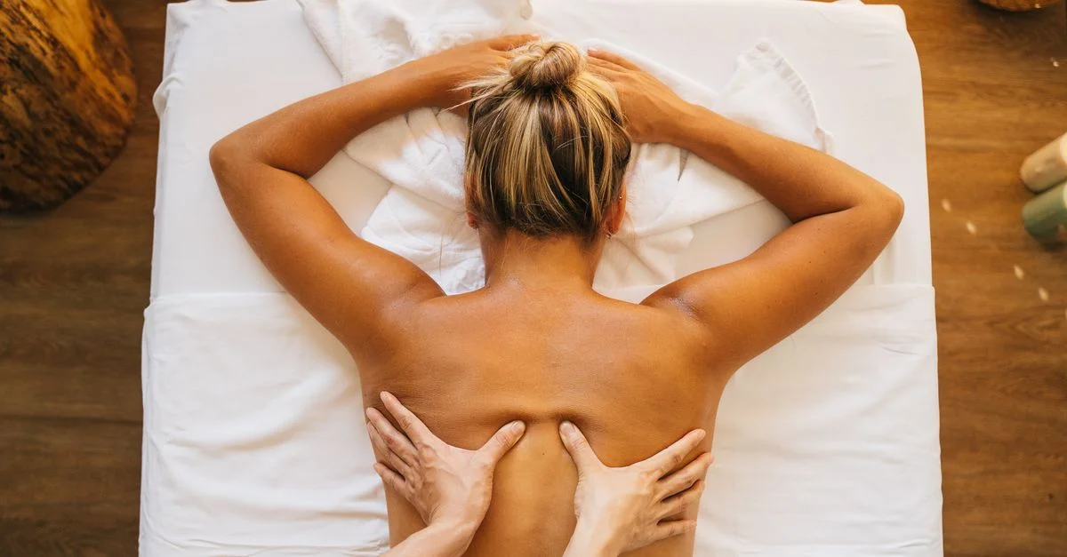 Vivez la détente ultime avec un massage du dos thérapeutique dans un cadre de spa serein.