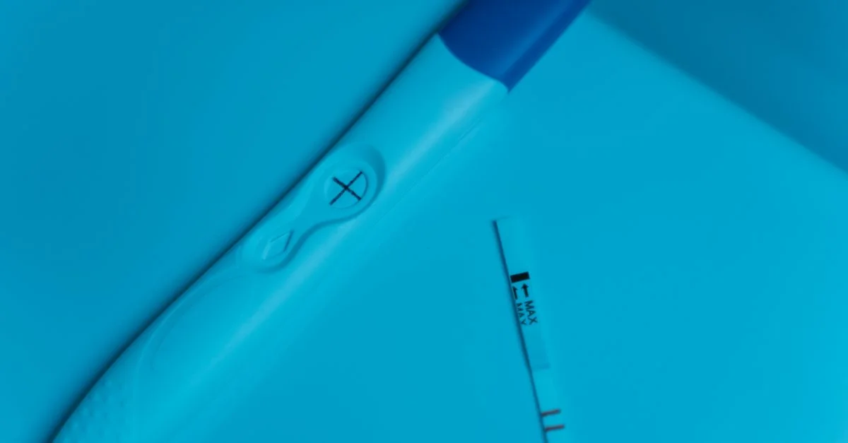 Test de grossesse positif sur une surface bleue, symbolisant les nouveaux départs et la planification familiale.