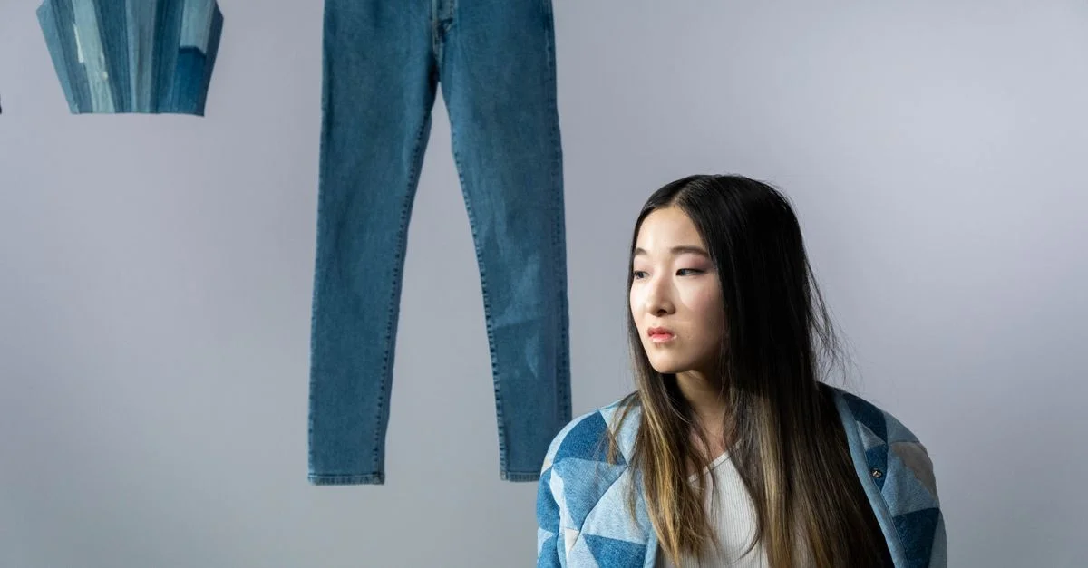 Portrait d'une femme portant des vêtements en jean, mettant en avant un style de mode contemporain.