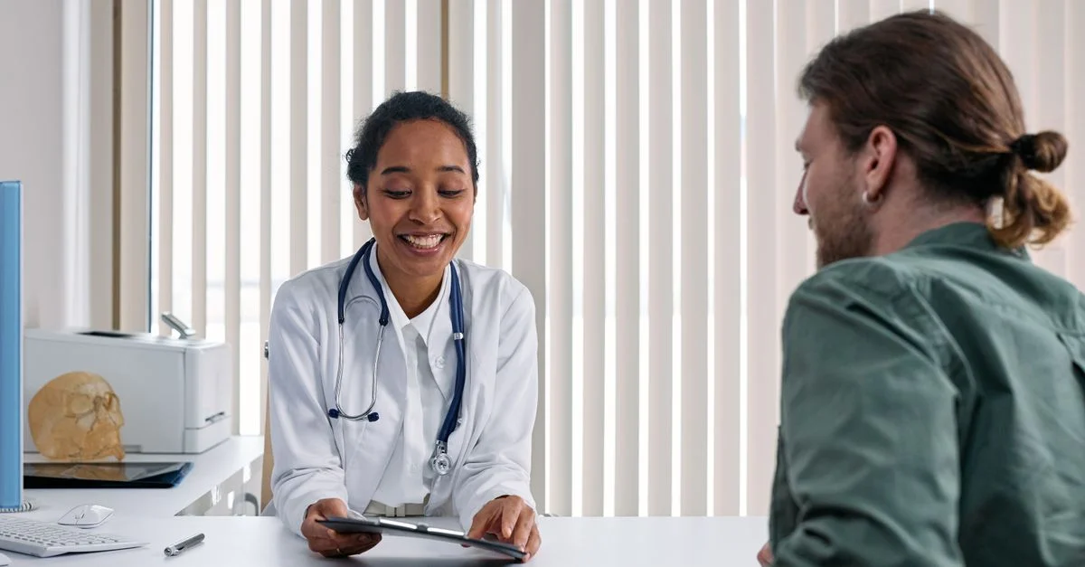 Un médecin et un patient ayant une consultation positive dans un cadre clinique lumineux.