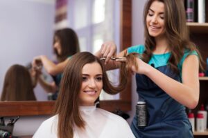Les clés pour réussir sa formation en coiffure : compétences, débouchés et conseils pratiques